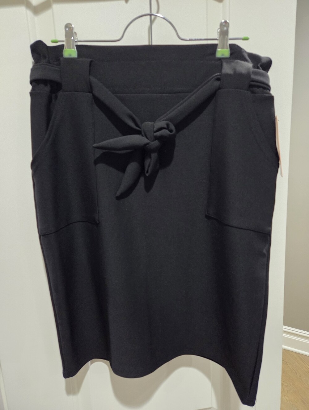 Women's Black Knee-Length Tie-Waist Skirt